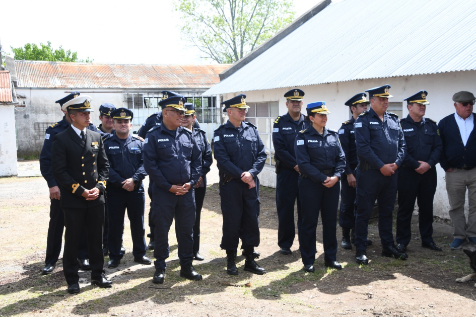 Autoridades presentes en la nueva base operativa Autoridades policiales y representantes institucionales participan en el acto inaugural.