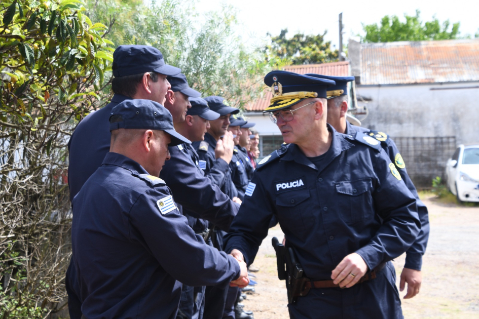 Reconocimiento al personal de Seguridad Rural Autoridad policial saluda a los funcionarios de la Brigada durante la ceremonia.