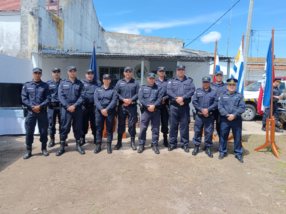 Personal de la Brigada frente a su nueva sede Integrantes de la Brigada Departamental de Seguridad Rural posan frente a su nueva sede.