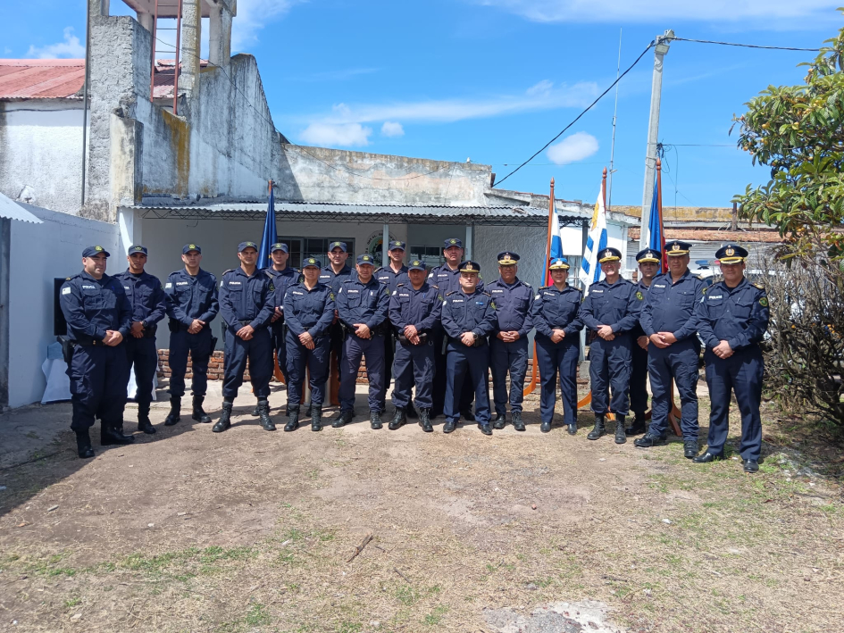 Fotografía institucional de la inauguración Autoridades y funcionarios policiales reunidos frente a la nueva base de Seguridad Rural.