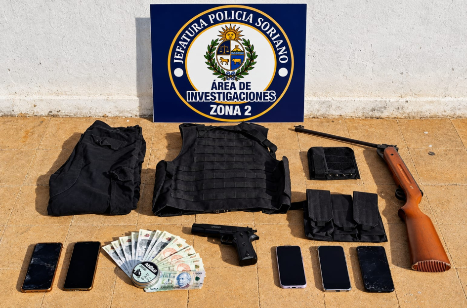 Chaleco antibalas, insumentaria policial, armas de aire comprimido, celulares y dinero en efectivo 