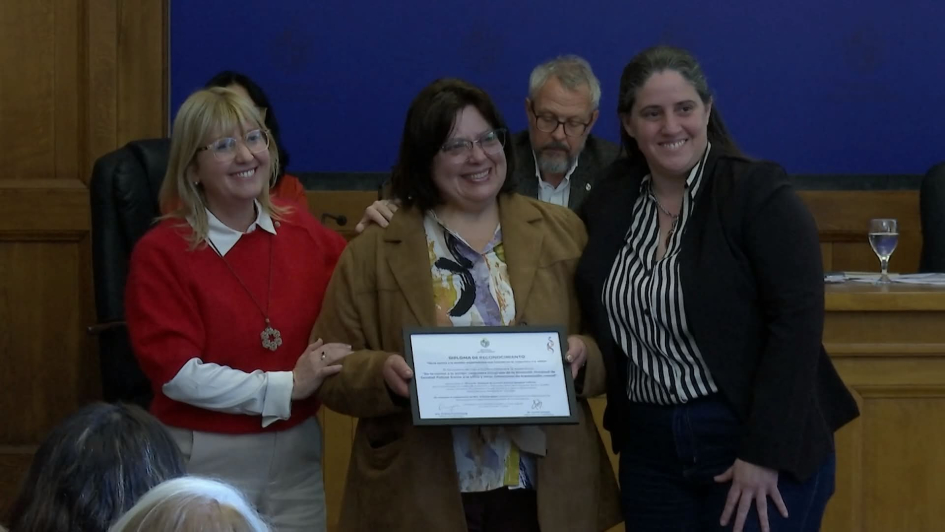 Ministra Dra. Cristina Lustemberg, Dr. Leonel Briozo, Dra. Griselda Bittar y Dra. Ana Laura Muniz Ministra de Salud Pública entregando Diploma