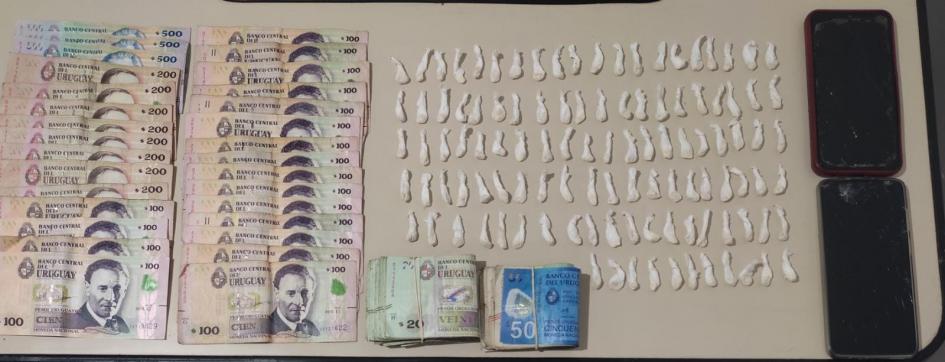 Cédulas de dinero de distinto valor y varias dosis de droga (lágrimas) y celulares Cédulas de dinero de distinto valor y varias dosis de droga (lágrimas) y celulares
