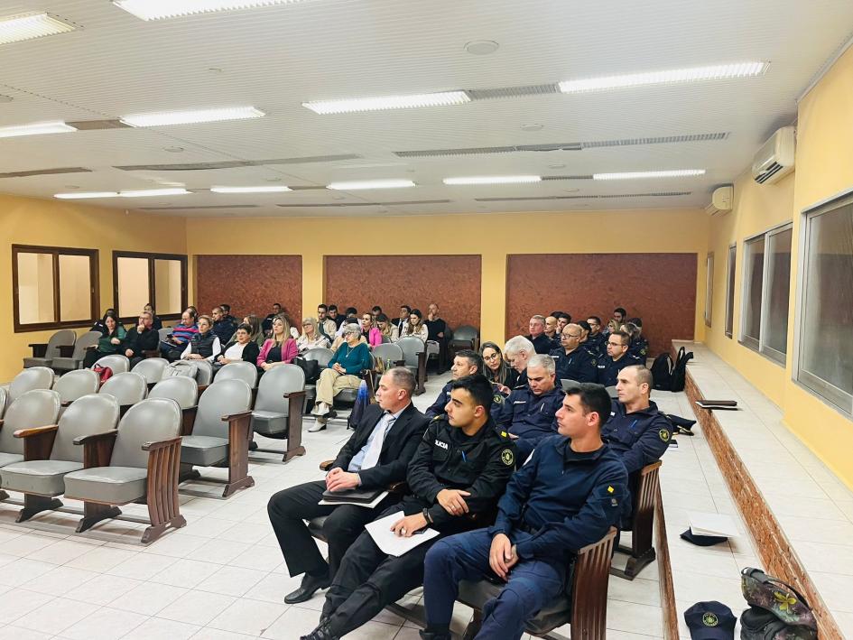Policias recibiendo charla de capacitación Policias recibiendo charla de capacitación