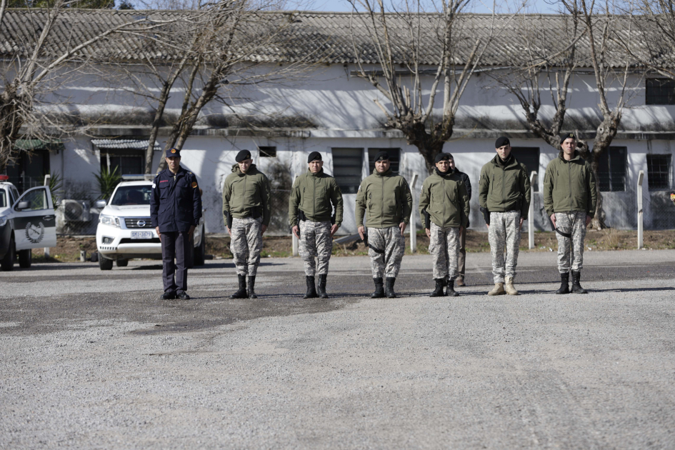 Oficiales de la Guardia Republicana y Bomberos formados