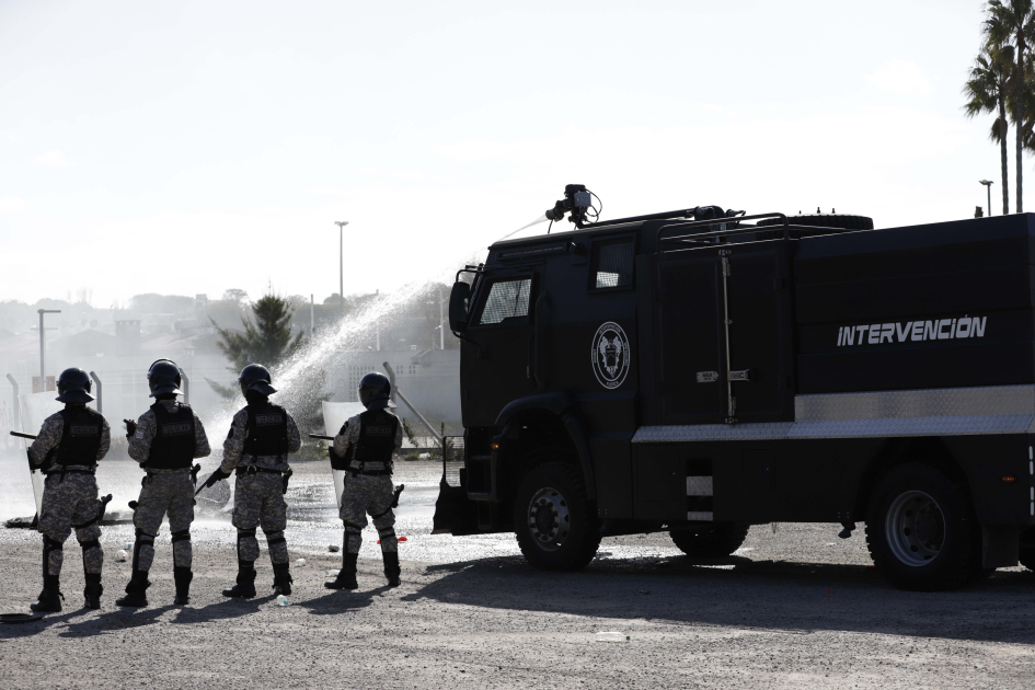 Grupo de intervención y camión lanza agua