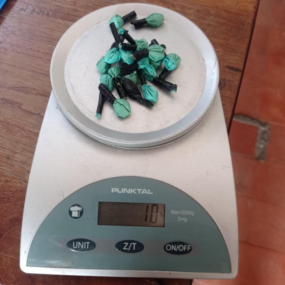 22 envoltorios de cocaina con un pesaje de 10 gramos. 22 envoltorios de cocaina con un pesaje de 10 gramos.