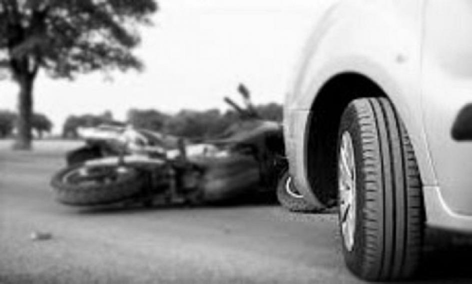 Accidente de tránsito entre dos vehículos. Choque entre moto y auto.