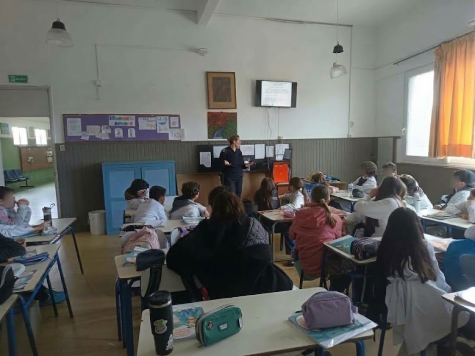 Alumnos de Escuela Nº5 puntaesteña recibieron charla sobre seguridad ciudadana, riesgos en redes soc