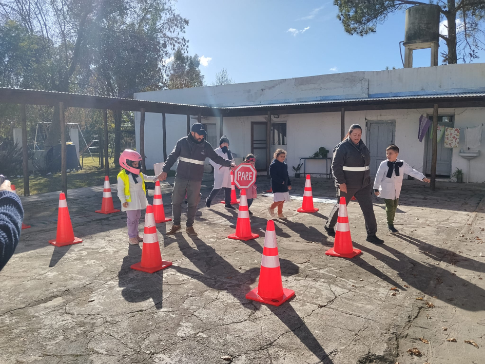 Alumnos aprendiendo normas de transito