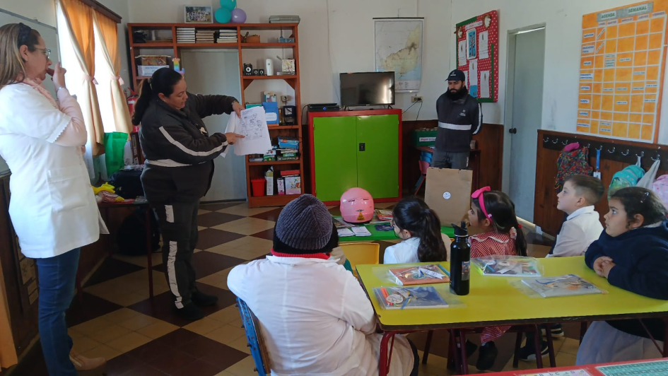 Alumnos aprendiendo normas de transito
