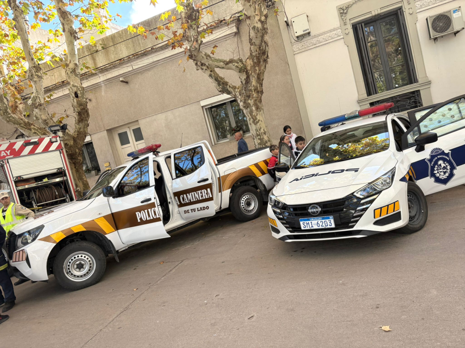 jornada de "Mayo Amarillo" Alunmnos subiendo a móviles policiales en jornada "Mayo Amarillo"