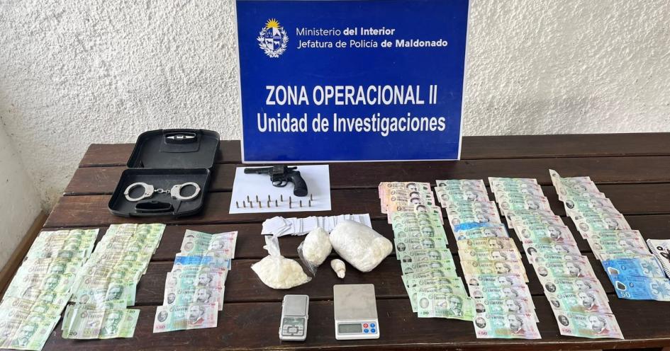 Operación Anonymous dinero, droga y arma incautada