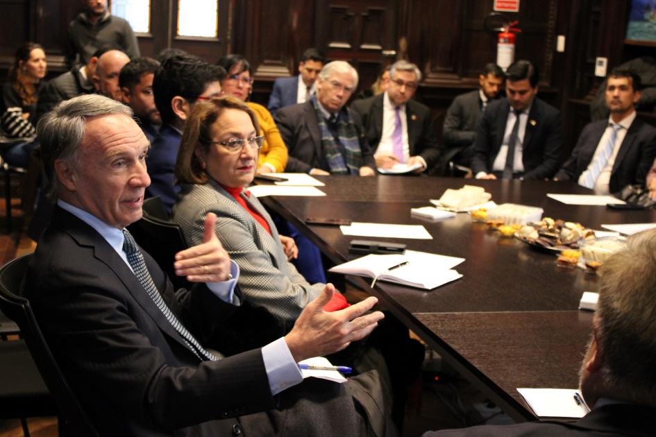 Embajador de Argentina en Uruguay y autoridades consulares y diplomáticas