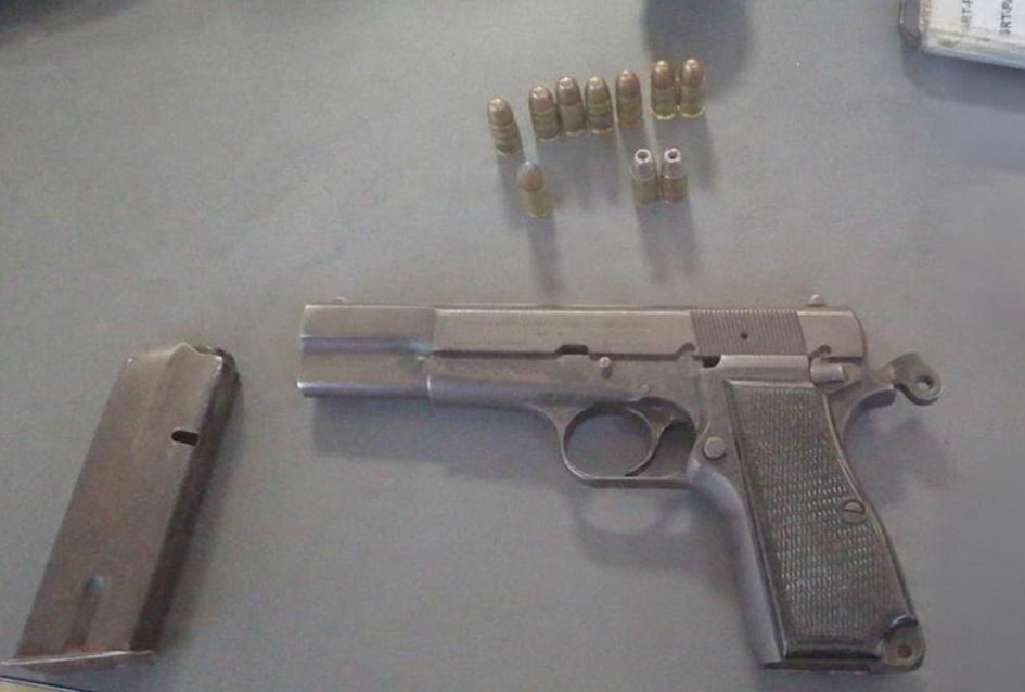arma, cargador y cartuchos incautados arma, cargador y cartuchos incautados