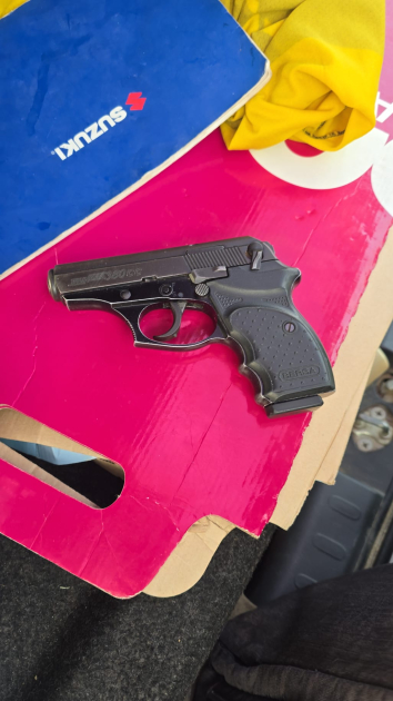 Arma incautada en automovil