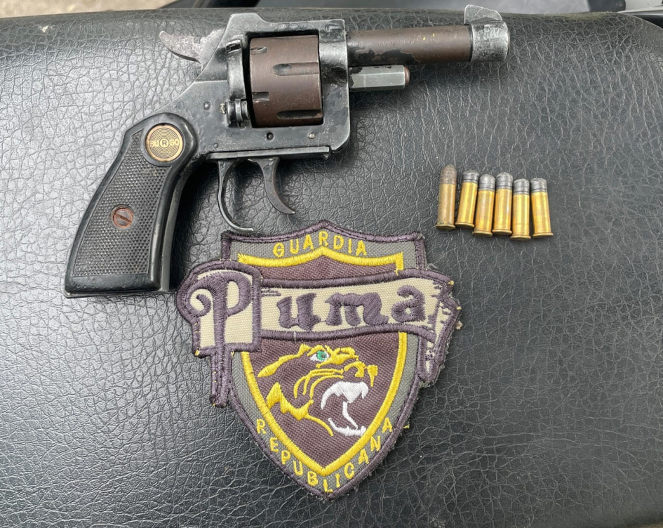 Revolver incautado por equipo de la Unidad Puma