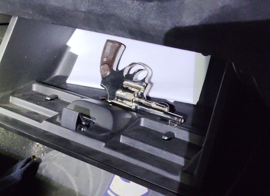 Arma de fuego en guantera de vehículo Arma de fuego en guantera de vehículo