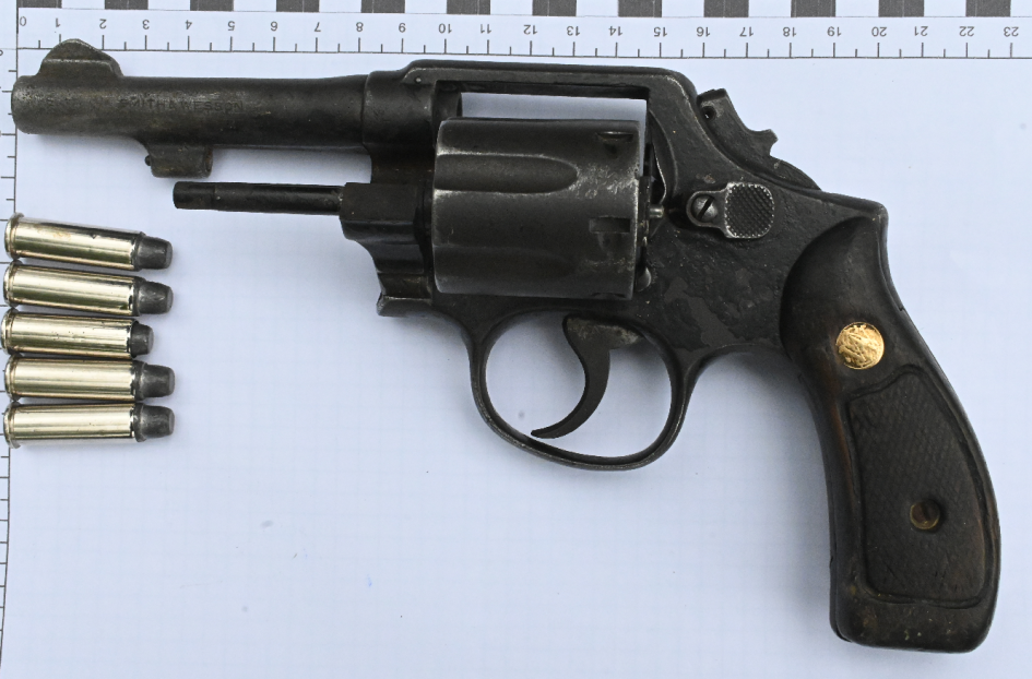 Arma incautada con sus proyectiles