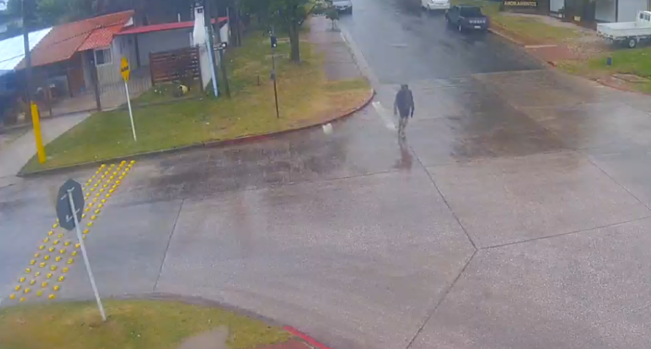 Hombre caminando con un arma en la mano un hombre caminando con un arma en la mano