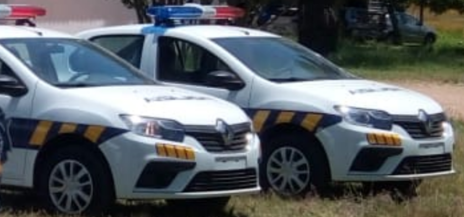 un condenado por arma de fuego y municiones dos móviles policiales estacionados