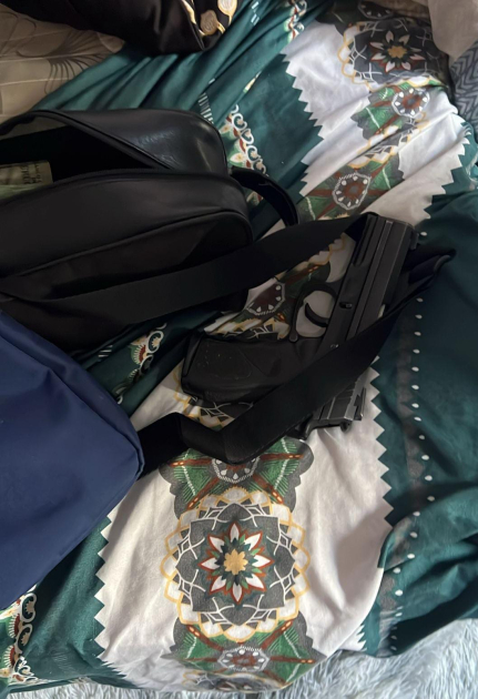 Arma incautada en opertativo Antillas, exhibida sobre una mesa