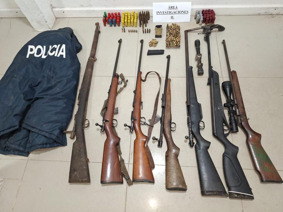 Efectos incautados, armas, municiones y campera policial Efectos incautados, armas, municiones y campera policial