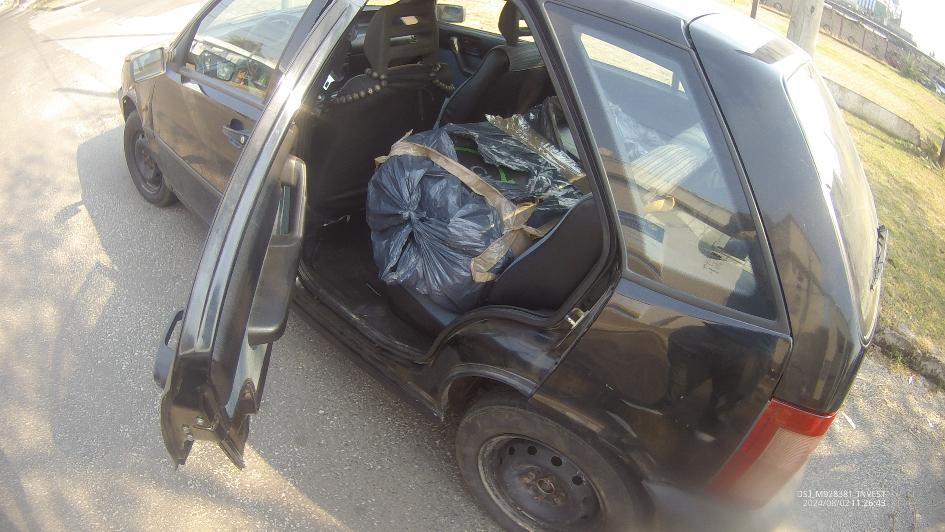 auto con la mercadería incautada