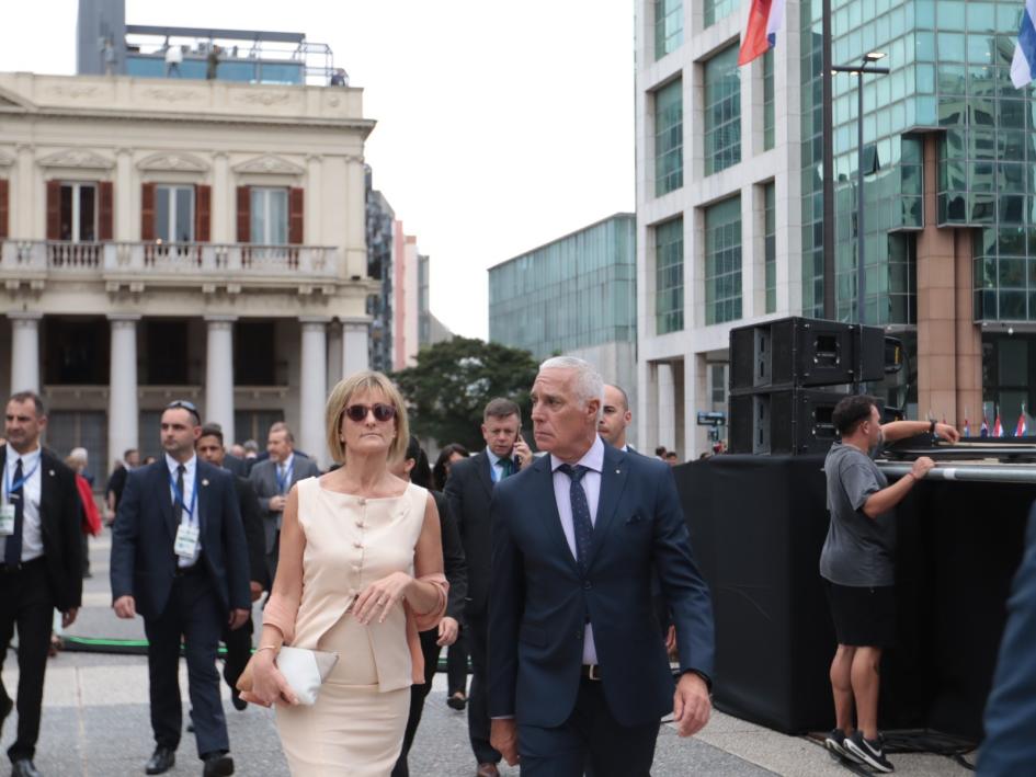 Ministro Carlos y subsecretaria Gabriela Valverde en Plaza Independencia 