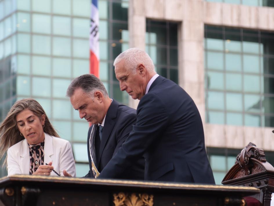 Ministro Carlos Negro firma libro de acta en presencia del Presidente de la República, Yamandú Orsi