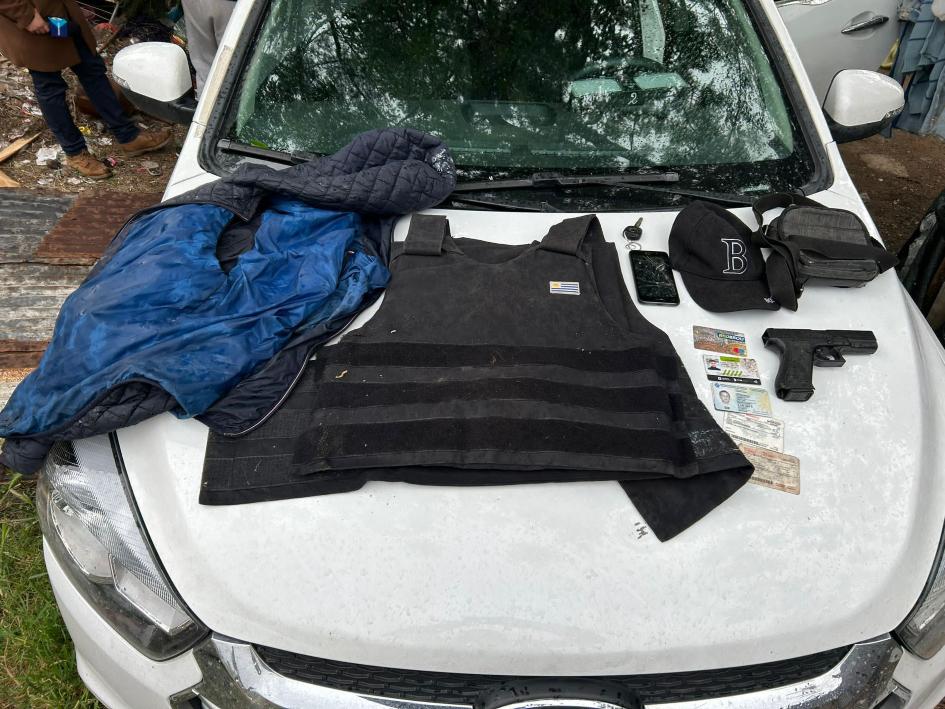 auto, chaleco antibalas, armas incuatadas al detenido