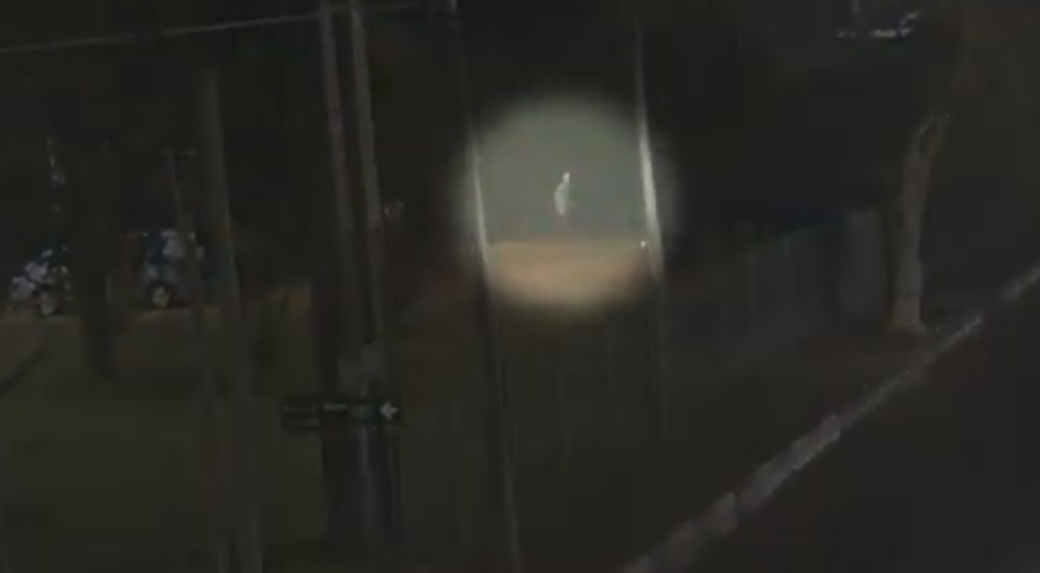Autor en el momento de fuga autor fugando por el interior de unas viviendas