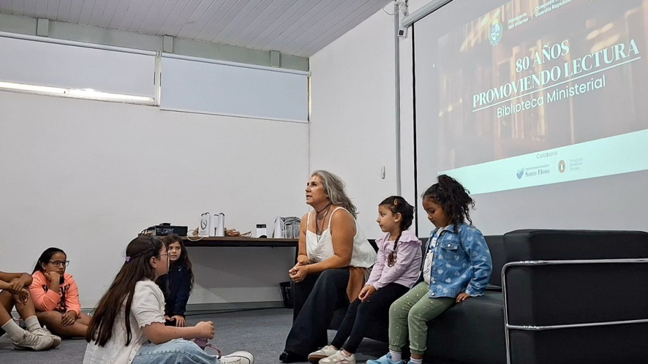 Autora infantil Susana Besio Licio con niñas y niños