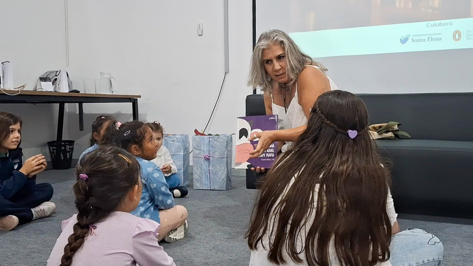 Autora infantil Susana Besio Licio lee cuentos a niñas y niños