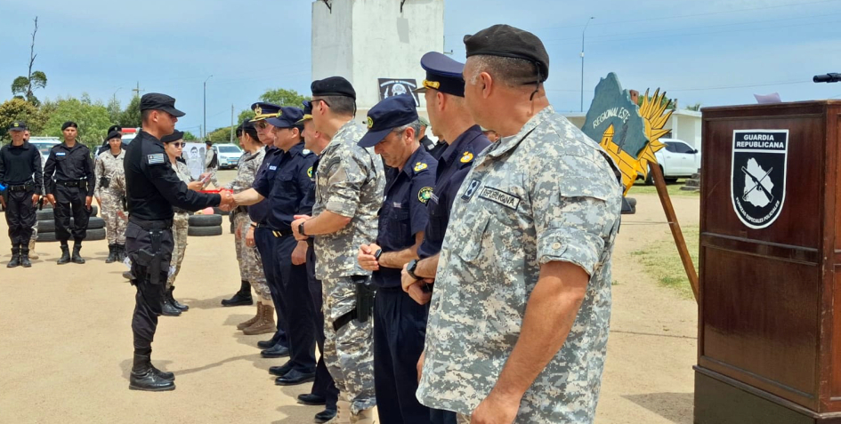 Autoridades entregrando premios a cursante IBOI Autoridades entregrando premios a cursante IBOI