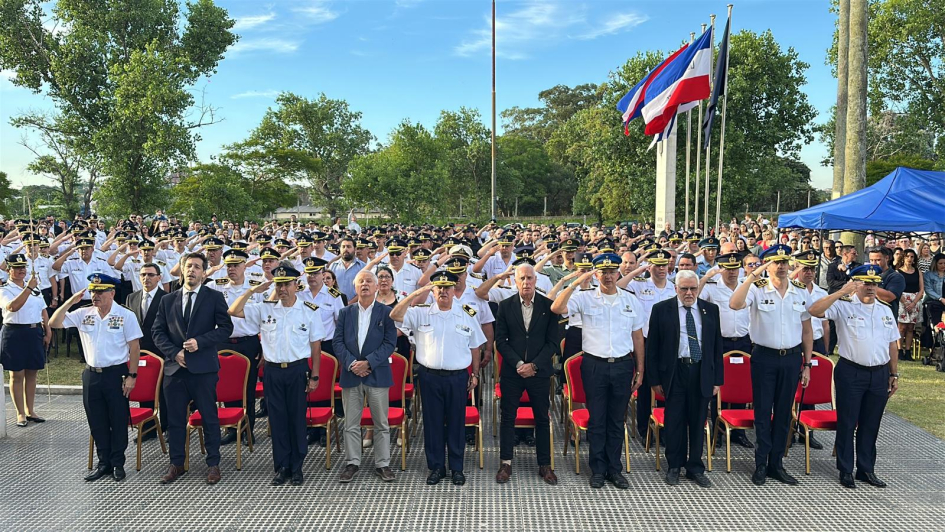 Autoridades atentos escuchan pronunciar la orden del día