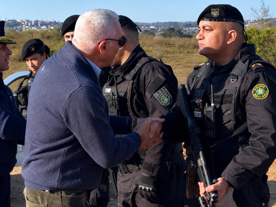 Ministro del Interior saludando a efectivos policiales “”