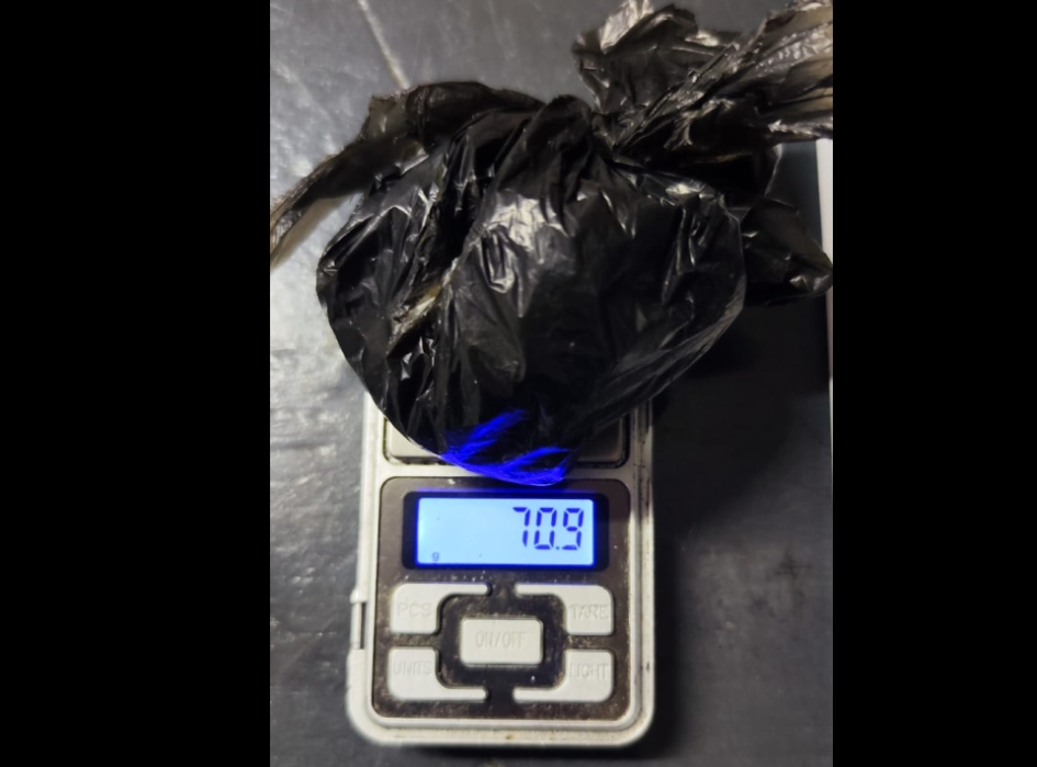 Sustancia estupefaciente incautada Envoltorio de nylon negro sobre una balanza