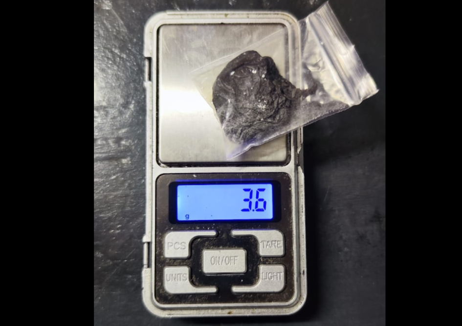 Sustancia estupefaciente incautada Envoltorio de nylon negro sobre una balanza