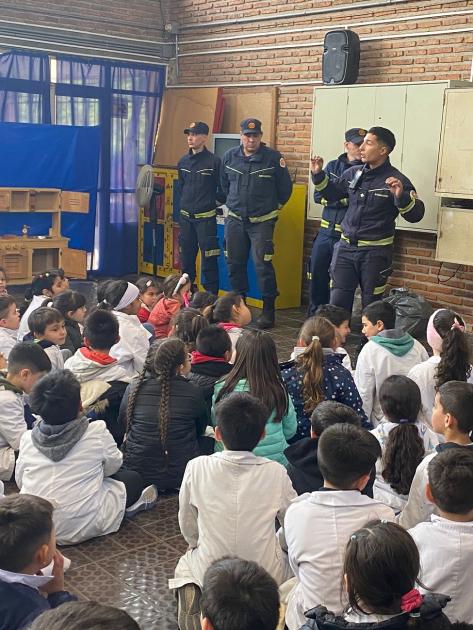 Charla en escuela N°103. Charla en escuela N°103.