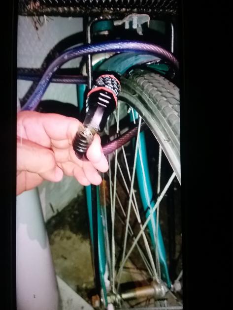 Candado de bicicleta dañado Candado de bicicleta en rueda delantera, semi cortado