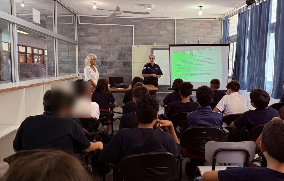 Charla en UTU Maldonado Alumnos precenciando taller de Prevencion en UTU