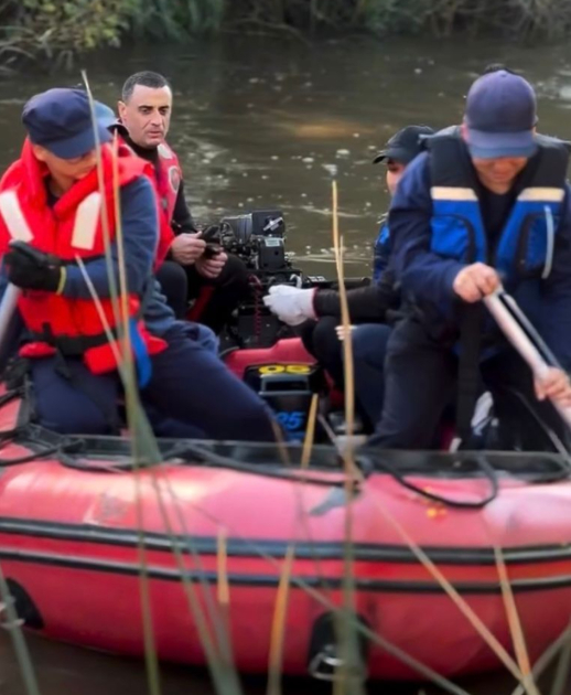 bomberos durante un rescate bomberos durante un rescate