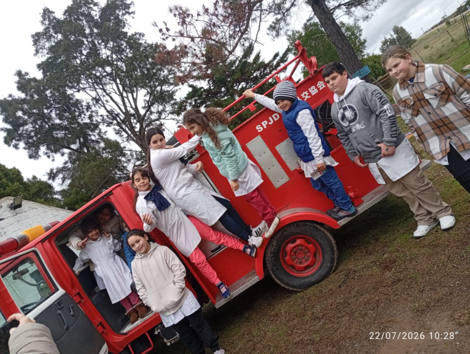 bomberos con los alumnos