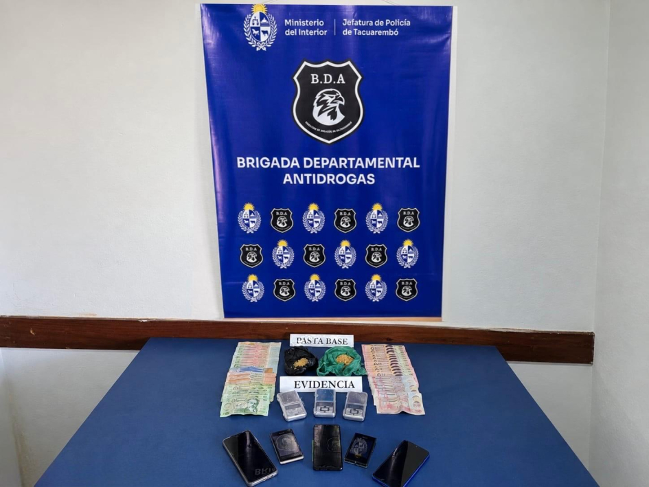 Dinero, celulares y droga incautada.