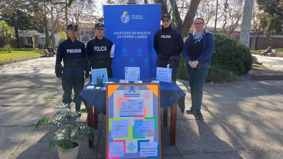 Estand y personal de la Policía Comunitaria Orientada a Problemas en el evento. Estand y personal de la Policía Comunitaria Orientada a Problemas en el evento.