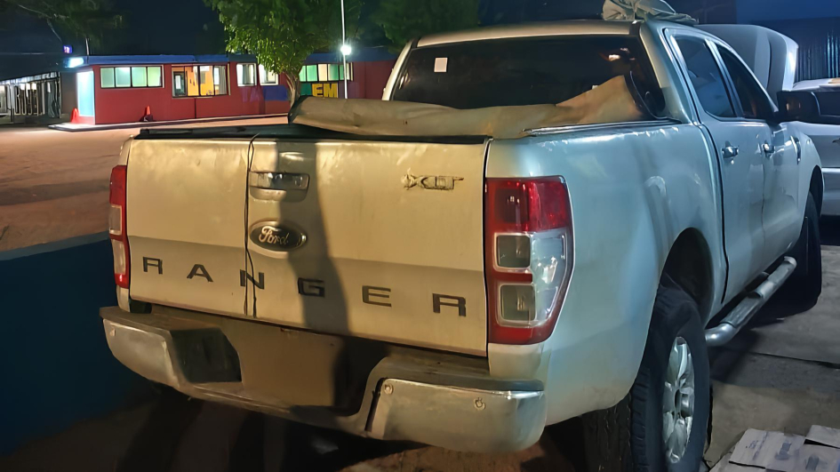 Camioneta Ford Ranger detenida en un predio iluminado durante la noche.