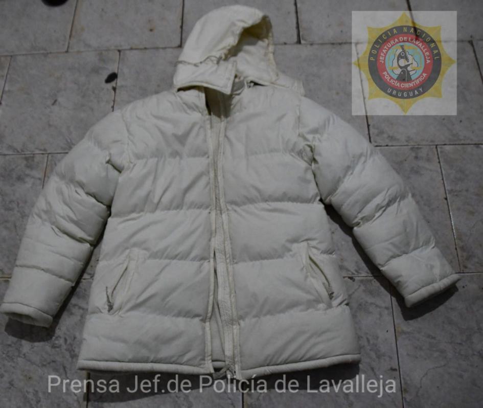 Campera blanca utilizada por el delivery de estupefacientes Campera blanca utilizada por el delivery de estupefacientes