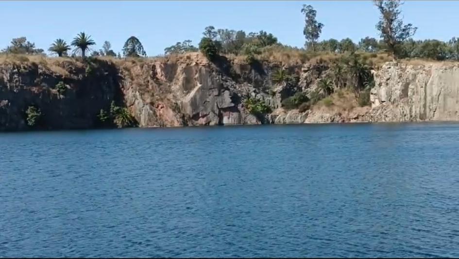 Alcantilado desde donde saltó a las aguas Canteras de Suárez