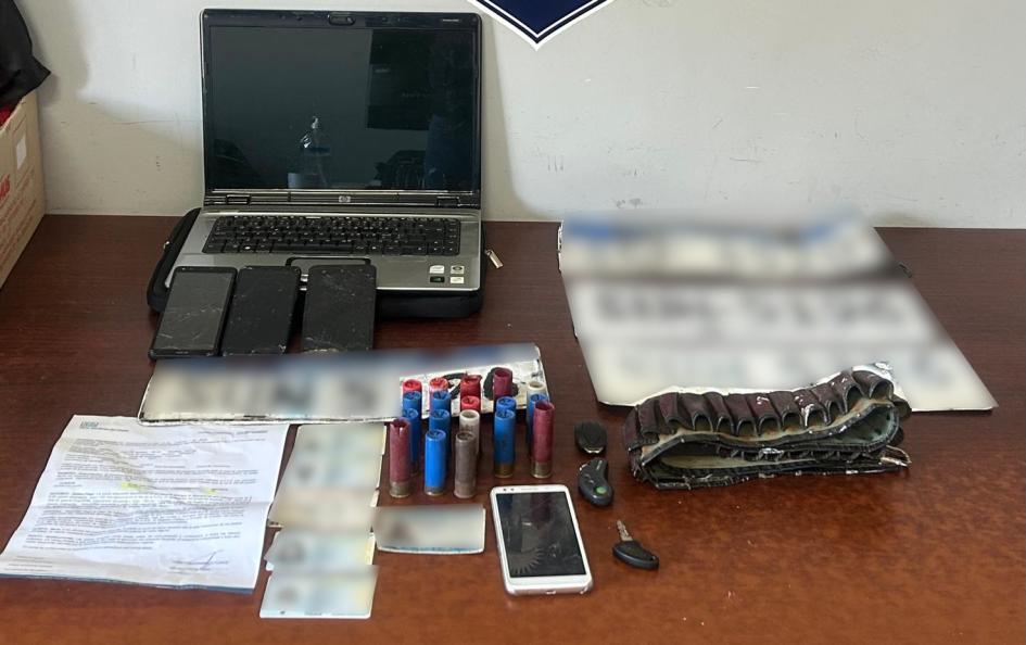 Cartuchos, documentos y otros objetos incautados. Cartuchos, documentos y otros objetos incautados.